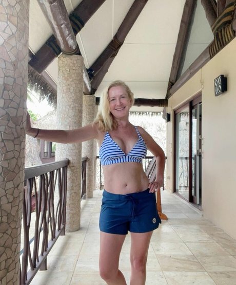 Angela Kinsey photo 1