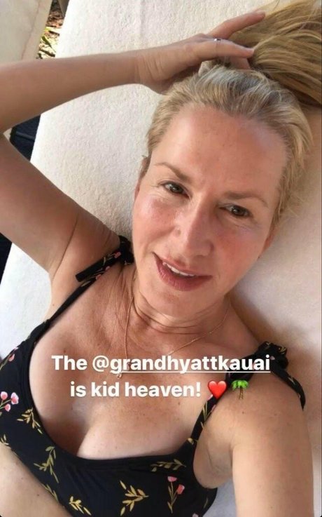 Angela Kinsey photo 2
