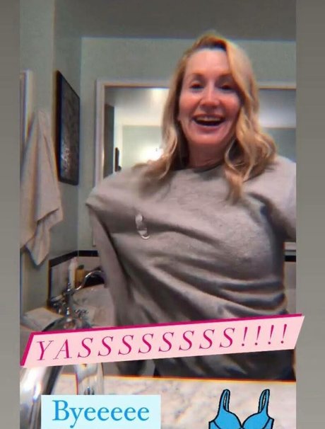 Angela Kinsey photo 5