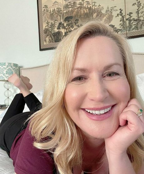 Angela Kinsey photo 6