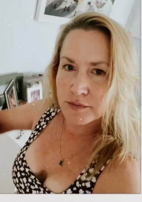 Angela Kinsey photo 8