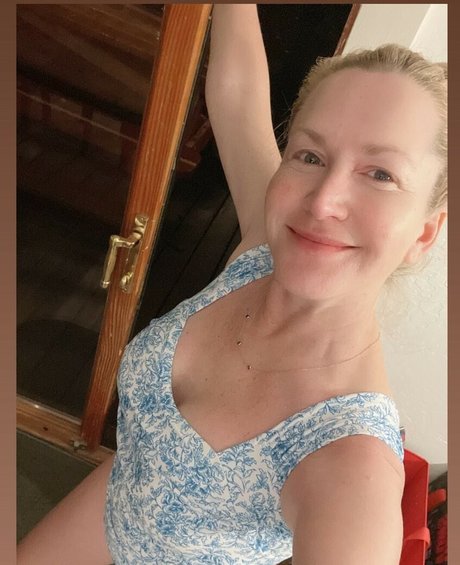 Angela Kinsey photo 9