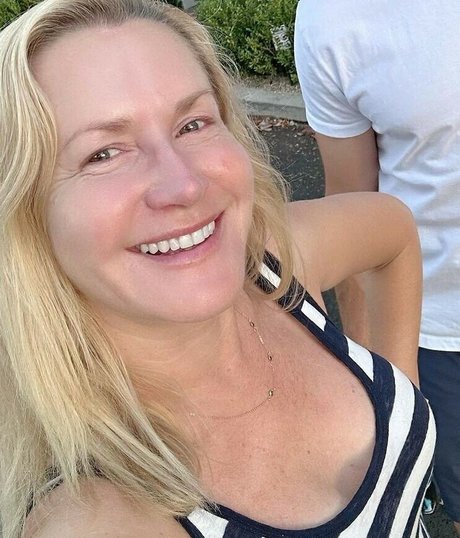 Angela Kinsey photo 11