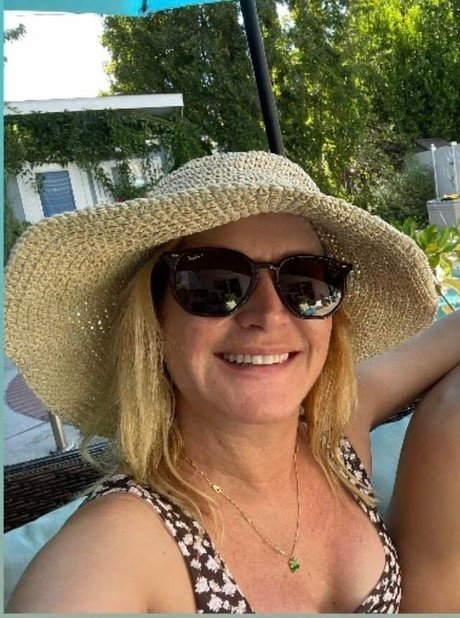 Angela Kinsey photo 12