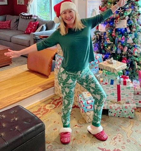 Angela Kinsey photo 15