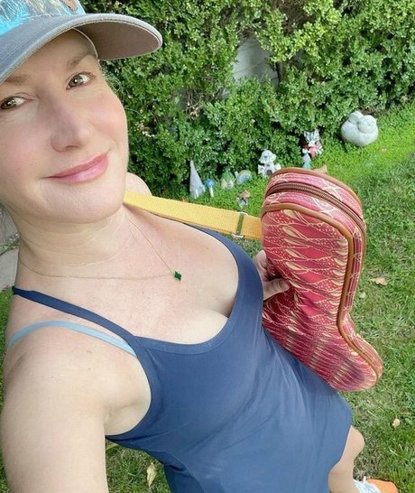 Angela Kinsey photo 16