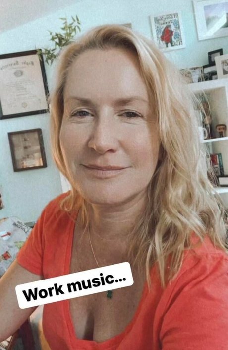 Angela Kinsey photo 19