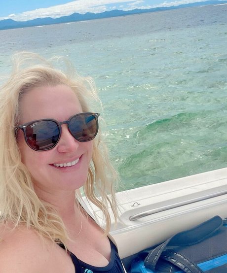 Angela Kinsey photo 20