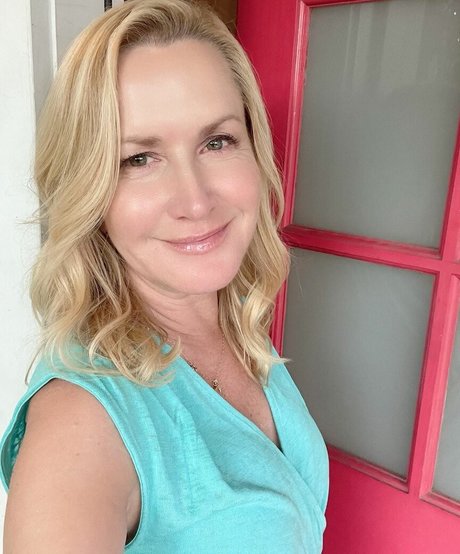 Angela Kinsey photo 21