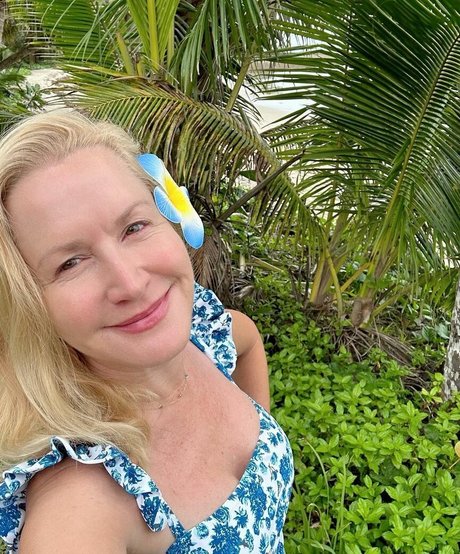 Angela Kinsey photo 22
