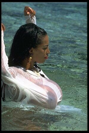 Angelique Dos Santos photo 56