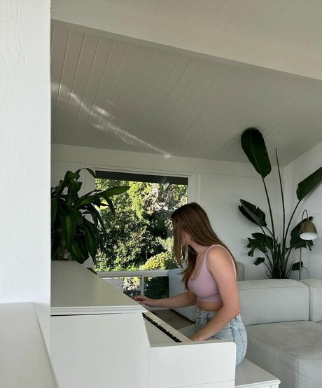 Anika Grace photo 21