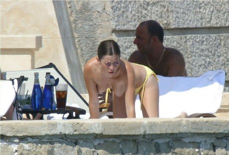 Anna Friel photo 43