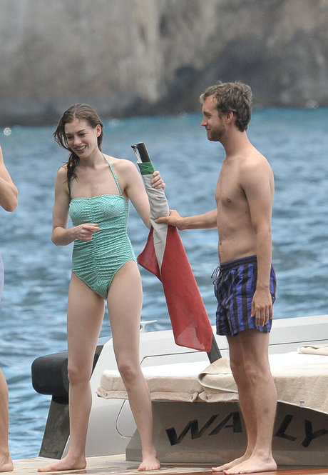 Anne Hathaway photo 8