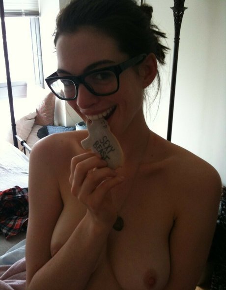 Anne Hathaway photo 14