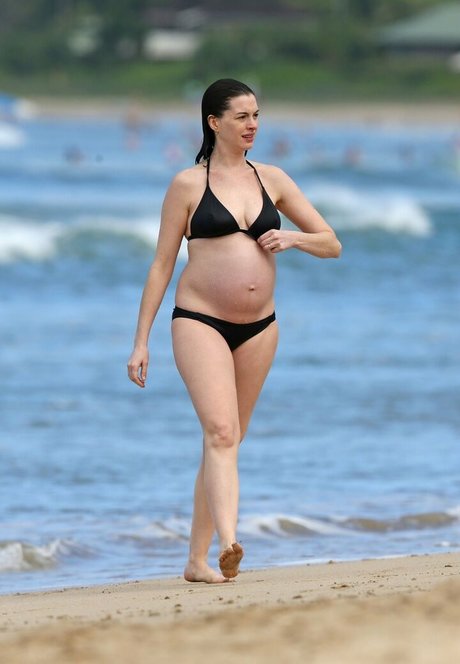 Anne Hathaway photo 22