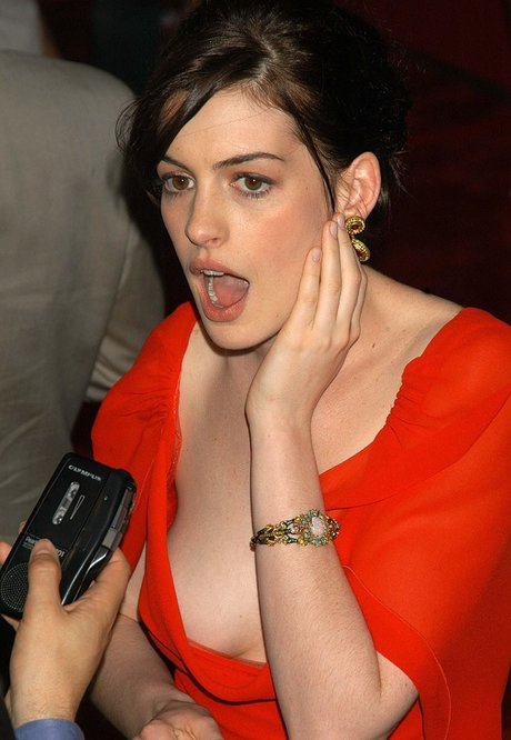 Anne Hathaway photo 37