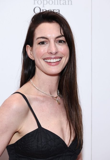 Anne Hathaway photo 55
