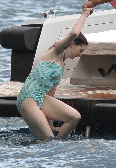Anne Hathaway photo 154