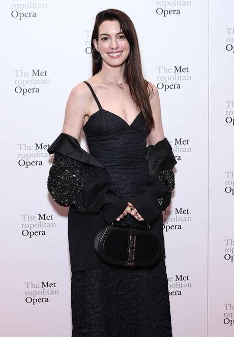 Anne Hathaway photo 249