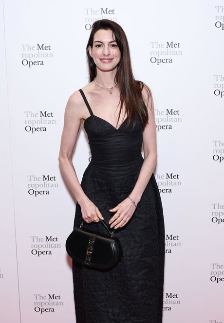 Anne Hathaway photo 264