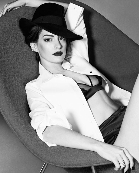Anne Hathaway photo 267