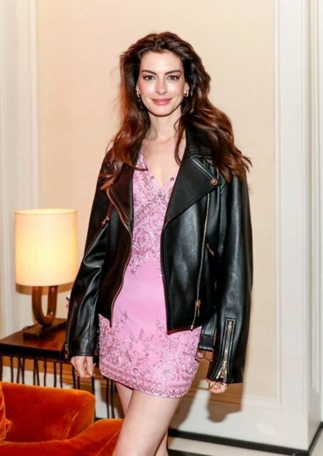 Anne Hathaway photo 296