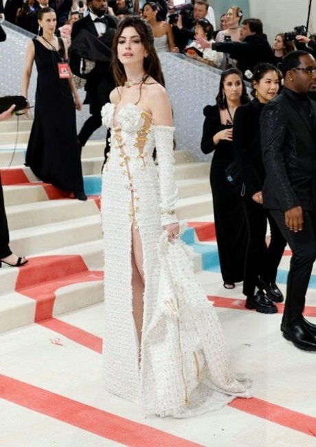 Anne Hathaway photo 302