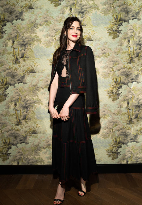Anne Hathaway photo 307