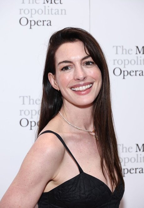 Anne Hathaway photo 318