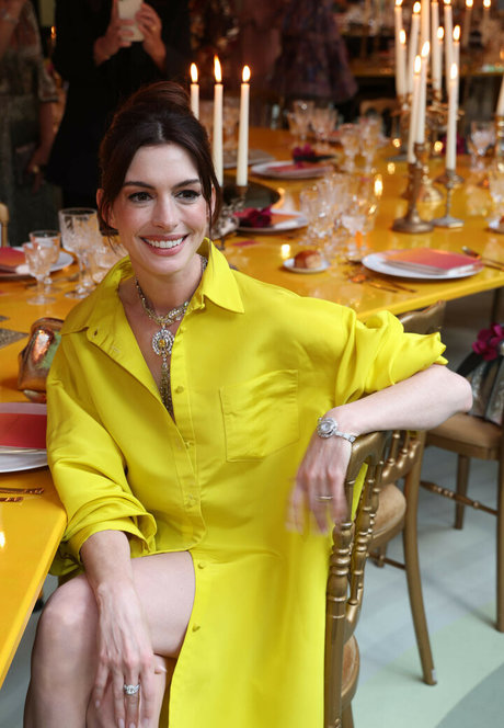 Anne Hathaway photo 362