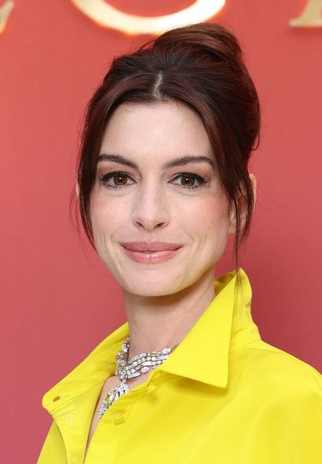Anne Hathaway photo 367