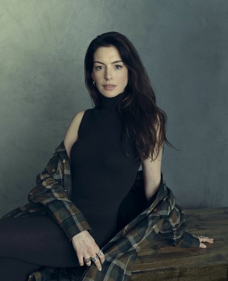 Anne Hathaway photo 373