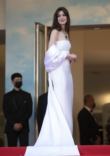 Anne Hathaway photo 382
