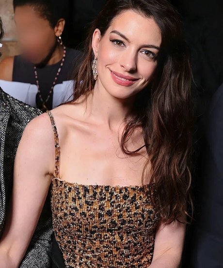 Anne Hathaway photo 393