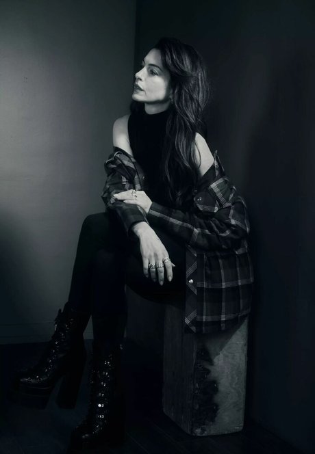 Anne Hathaway photo 396