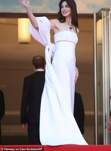 Anne Hathaway photo 448