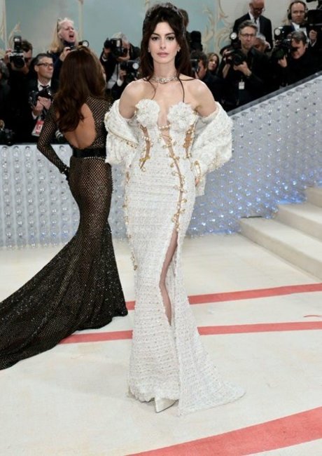 Anne Hathaway photo 469