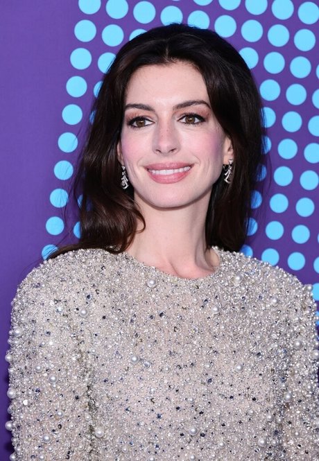 Anne Hathaway photo 485