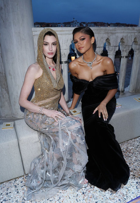 Anne Hathaway photo 494