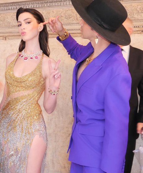 Anne Hathaway photo 498