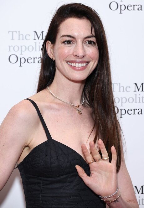 Anne Hathaway photo 564