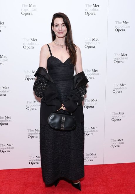 Anne Hathaway photo 566