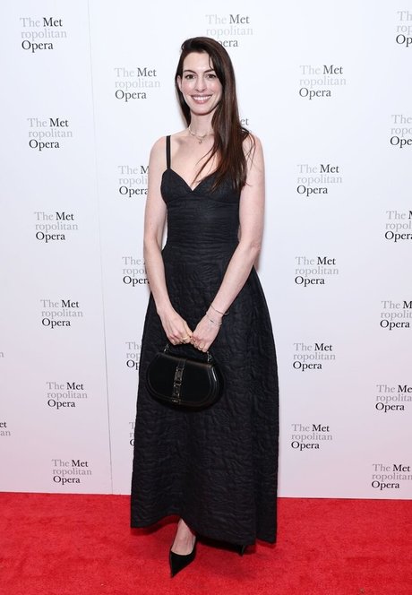 Anne Hathaway photo 568