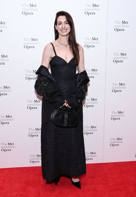 Anne Hathaway photo 570