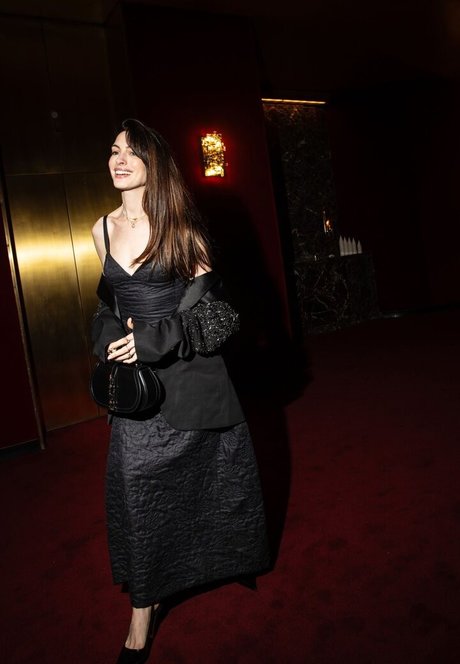 Anne Hathaway photo 576