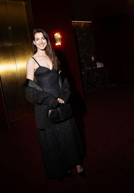 Anne Hathaway photo 577