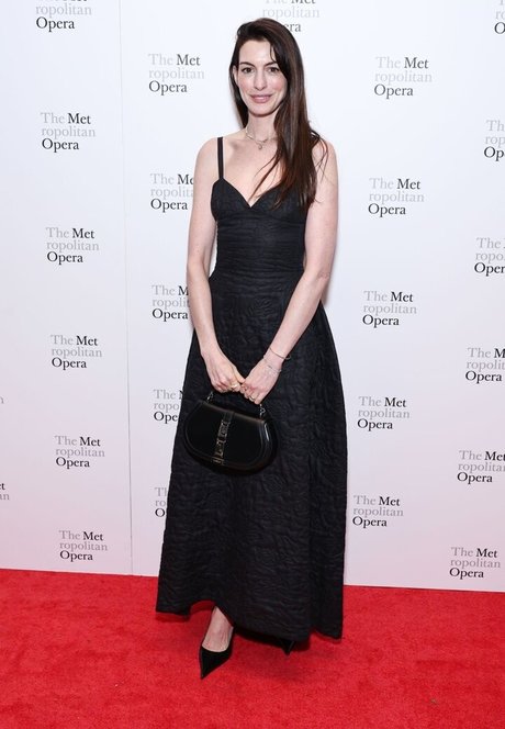 Anne Hathaway photo 581
