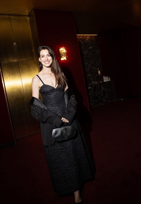 Anne Hathaway photo 588