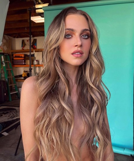 Anne Winters photo 9